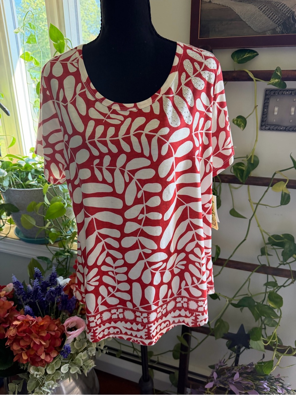 ONE WORLD Red and White Short-Sleeve Leaf Print Top